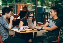 Kerja Sambil Ngunyah: Cara Anak Muda Tetap Fokus saat Aktivitas Padat