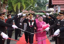 Tradisi Gerbang Pora Warnai Pelepasan Kompol Oding Ardi di Polres Melawi