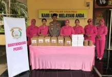 Bhayangkari Polsek Binjai Hulu Bagikan Takjil pada Warga