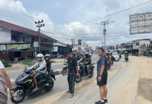 Polres Sintang Bersihkan Tumpahan Solar di Jalan