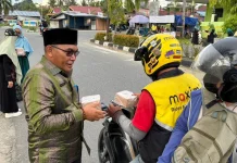 Kemenag Sintang Berbagi Takjil pada Pengguna Jalan