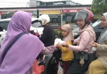 Salimah Sintang Bagikan 300 Takjil