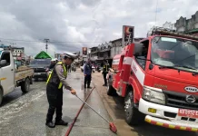 Polres dan Damkar Bersihkan Tumpahan Minyak di Jalan Raya