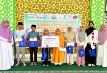 Salimah Sintang Salurkan Puluhan Sembako dan Santunan