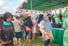Warga Antusias Dapatkan Sembako Murah pada TMMD ke-127 Kodim 1205/Sintang