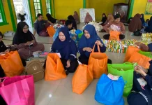 SDIT Buah Hati Sintang Bagikan Ratusan Parcel Ramadan