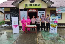 Raih Berkah Ramadan, Polsek Sokan Bagikan Takjil kepada Warga