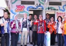WVI Serahkan Pembangunan Toilet Sekolah di Sepauk