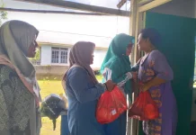 KAHMI, FORHATI, HMI Sintang Salurkan Paket Sembako