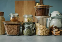 Tips Menata Stoples Kue di Meja Tamu