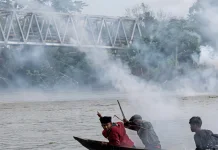 Aksi Perang Petasan Kembali Ramaikan Jembatan Melawi