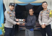 PosPam Kayu Lapis Sekadau Kembalikan Dompet Warga yang Hilang