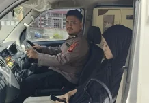 Respon Cepat Layanan 110 Polres Sintang: Bantu Evakuasi Warga ke Rumah Sakit