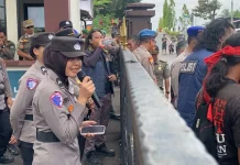 Polwan Polres Sintang Sambut Massa Aksi dengan Berpantun