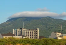 Awan Lentikular Terlihat Cantik dari Bawah, Apakah Jadi Tanda Bahaya?