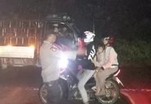 Polisi dan BPBD Bersihkan Tumpahan Solar di Jalan