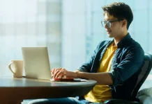 Fenomena Anak Muda Memilih Freelance Dibanding Kerja Kantoran di Indonesia