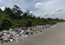 DLH Bersihkan Sampah Liar Jalan RSUD Sintang