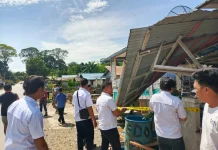 Sebuah Rumah Semi Permanen di Sekadau Amblas saat Penghuni Sedang Tidur