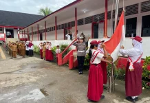 Polwan Polres Melawi Tanamkan Nilai Disiplin kepada Pelajar SDN di Nanga Pinoh