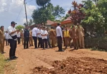Bupati Sintang dan BPJN Perbaiki Jalan Sepauk