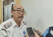 Bupati Sintang Bantu Dana Titian Jembatan Darurat
