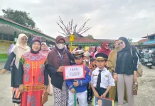 Karnaval Peringatan Hari Kartini di Sintang