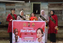 Polwan Polres Melawi Meriahkan Hari Kartini 2026 Dengan Edukasi dan Beri Bansos