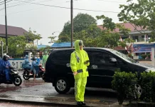 Hujan, Satlantas Polres Melawi Tetap Atur Lalin