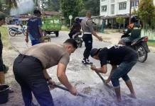 Polres Sintang dan Warga Kerja Sama Perbaiki Jalan