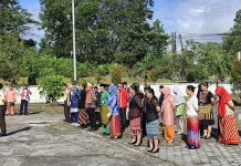 Meriahkan Hari Jadi Kota Sintang,Pegawai RRI Kenakan Pakaian Daerah