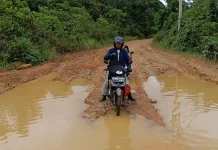 Ruas Jalan Ketungau Hilir Rusak Akses Transportasi Darat  Terganggu