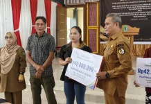 Keluarga Petani Sintang Terima Santunan BPJS Ketenagakerjaan Rp42 Juta