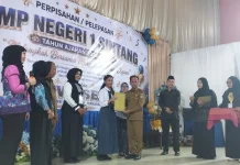 Bupati Sintang Serahkan Penghargaan Kepada Siswa SMP N 1 Sintang Berprestasi