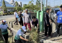 Peringati Hari Lingkungan Hidup Sedunia, Kemenag Sintang Gelar Kerja Bakti