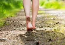 Manfaat Berjalan tanpa Alas Kaki dan Tips Mencobanya