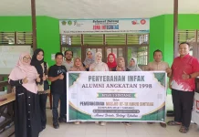 Alumni MTsN Sintang Salurkan Donasi