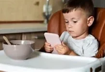 Dampak Bagi Anak yang Terbiasa Makan Sambil Main HP