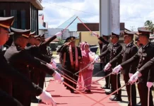 Tradisi Pedang Pora Iringi Purna Tugas Tiga Personel Polres Kapuas Hulu