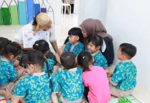 Tahun Ajaran Baru di Sintang,Orang Tua Lengkapi Perlengkapan Sekolah Anak