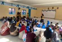 Hari Pertama TK Negeri 1 Sintang, Siswa Baru Ikuti Arahan Guru di Aula