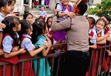 DiBalik Pengamanan Pekan Gawai Dayak XV Sekadau, Ada Keakraban Polisi dan Anak-anak
