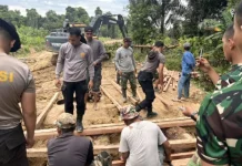 Personil Polres Kapuas Hulu Gotong Royong Bantu Pembangunan Jembatan TMMD 1206