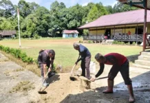 Polsek Embaloh Hulu Gotong Royong Bangun Jembatan di SDN 05 Pinjawan