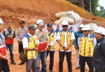 Polsek Putussibau Selatan Lakukan Pengamanan Kunjungan Ketua Komisi V DPR RI