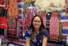 Gawai Dayak Sintang Bawa Berkah bagi Pedagang Pernak-pernik Adat Dayak
