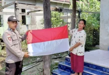 Polsek Embaloh Hilir Bagikan Bendera Merah Putih, Ajak Warga Semarakkan HUT RI ke-81