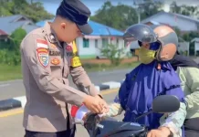 Polsek Putussibau Utara Bagikan Bendera Merah Putih, Ajak Warga Semarakkan HUT RI