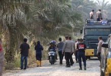 Polres Sekadau dan Damkar Siram Jalan Permukiman Warga