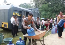 Polres Sekadau Salurkan Air Bersih
